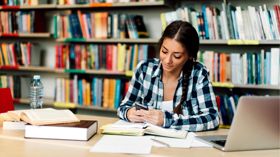 La UNLP hace préstamos de computadoras de escritorios, notebook o tablets a sus estudiantes.