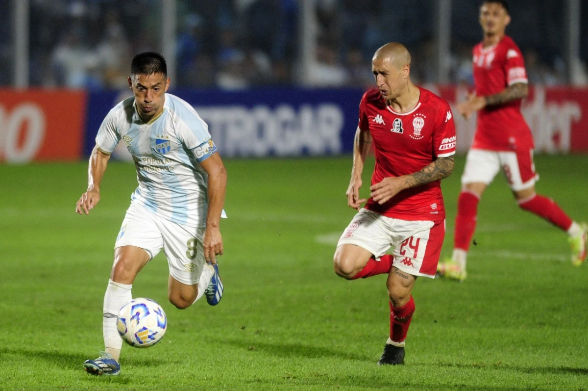 MOTORCITO. Acosta fue clave para que el Decano gane la batalla en la mitad de la cancha. FOTO: DIEGO ARAOZ - LA GACETA