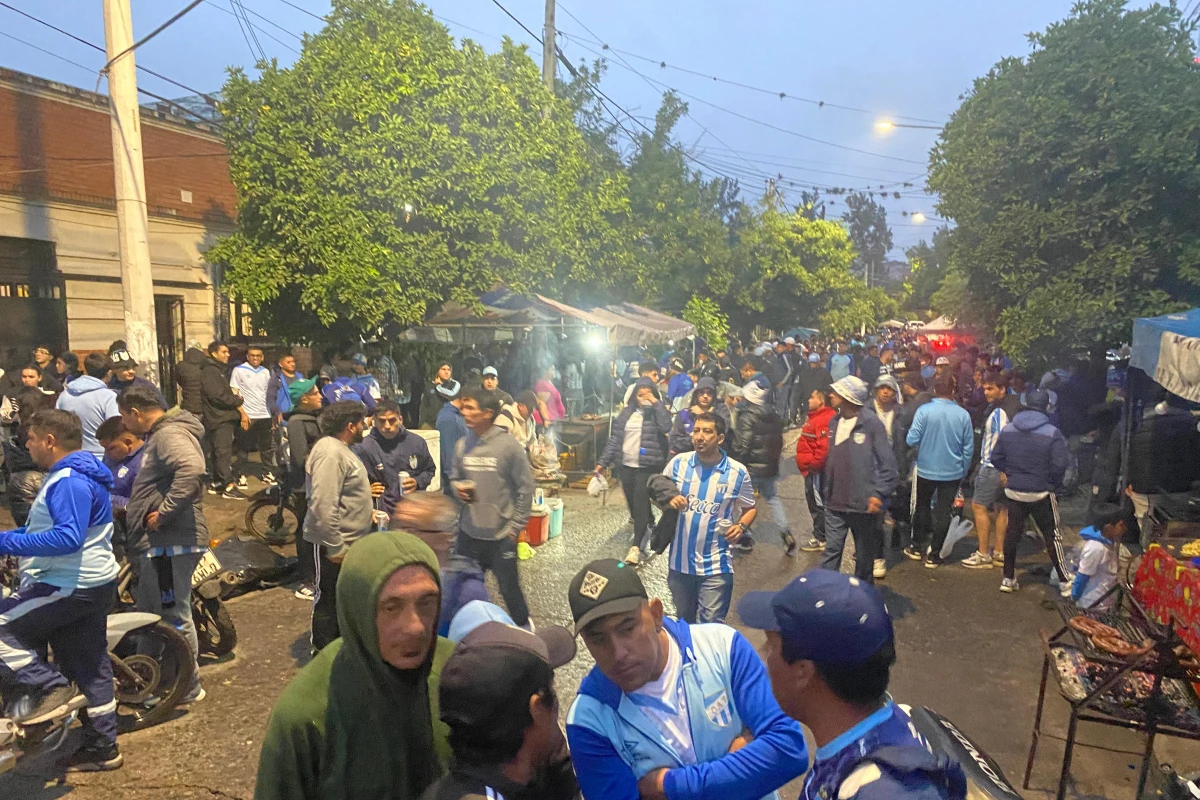 TRADICIONAL. Los fanáticos de Atlético Tucumán se reunen con anticipación en los alrededores del estadio para la infaltable previa.