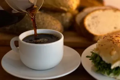 Con qué alimentos no deberíamos acompañar el café, según una nutricionista