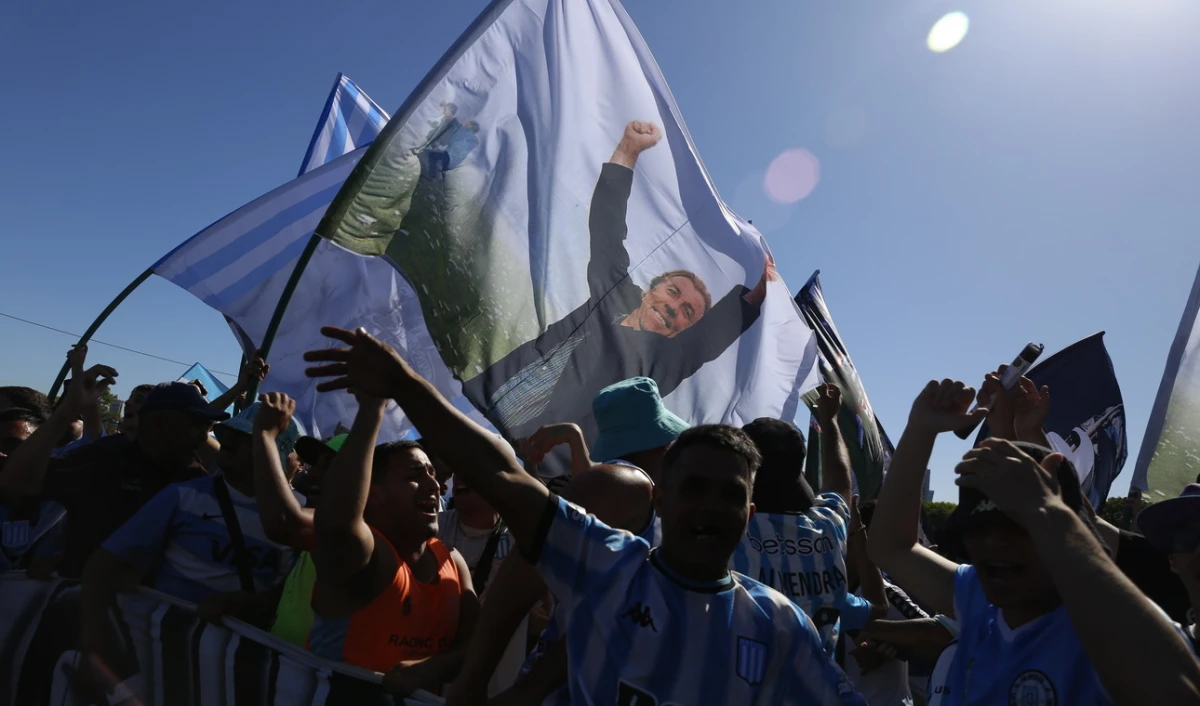 GRAN MARCO. Los hinchas de Racing se muestran expectantes por la final de la Copa Sudamericana.