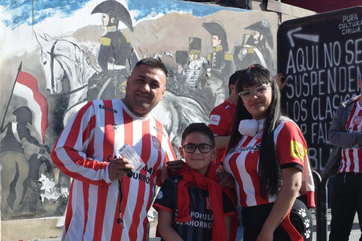 UNA FIJA. Luis, su hijo Jonás y su esposa Micaela intentan estar presentes en cada cancha en la que juega San Martín.