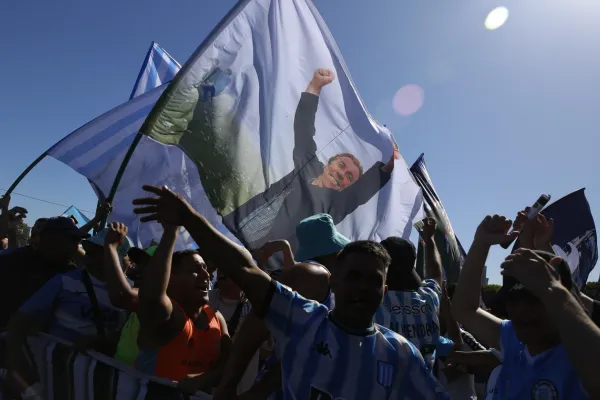 El imponente banderazo de los hinchas de Racing para despedir al plantel