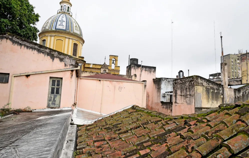 DEL SIGLO XVIII. Este entramado de tejas y tejuelas es, probablemente, la construcción más antigua de la capital. LA GACETA / FOTO DE FRANCO VERA