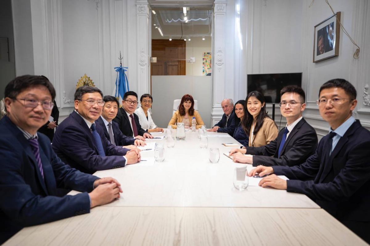 Cristina Kirchner recibió en el Instituto Patria a una delegación de funcionarios provenientes de China