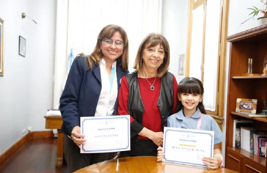 LA MINISTRA DE EDUCACIÓN, junto a la pequeña gran lectora. 