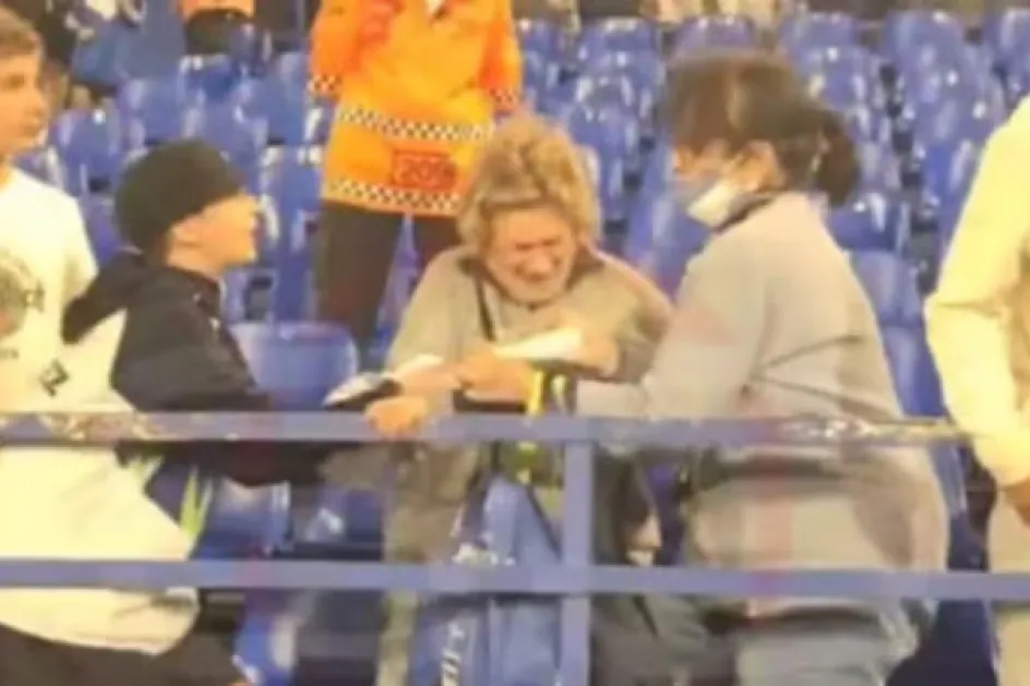 ¡Increíble! Una mujer y un niño pelearon en la tribuna por una camiseta de Vélez