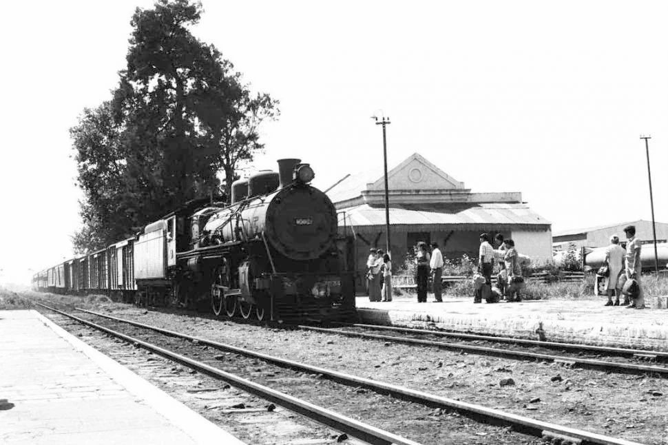 LA ESTACIÓN MUÑECAS. En Viamonte y avenida Francisco de Aguirre. Allí bajaban los viajeros de Tafí Viejo al llegar a la capital.