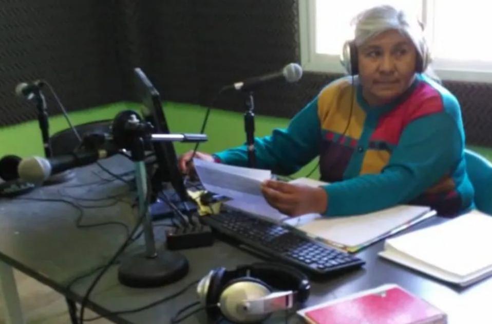 EN CLASES. Miriam Lera, durante el programa de radio en el que enseñaba a sus alumnos.