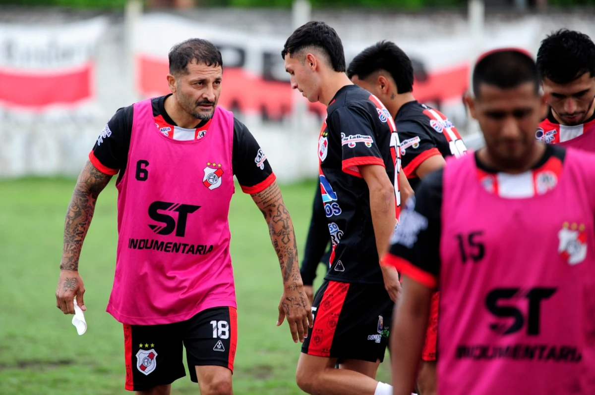 EN EL BANCO DE SUPLENTES. Balvorín fue citado para el primer partido de la fase final de la Primera B, pero no sumó minutos.