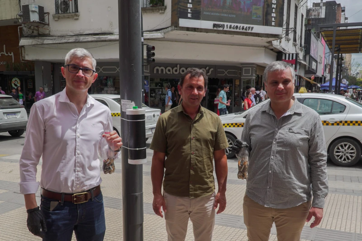 CANELADA Y COBOS. Los concejales realizaron una actividad de concientización sobre el peligro que las colillas de cigarrillos significan para el ambiente, junto al ambientalista Sergio Pérez.