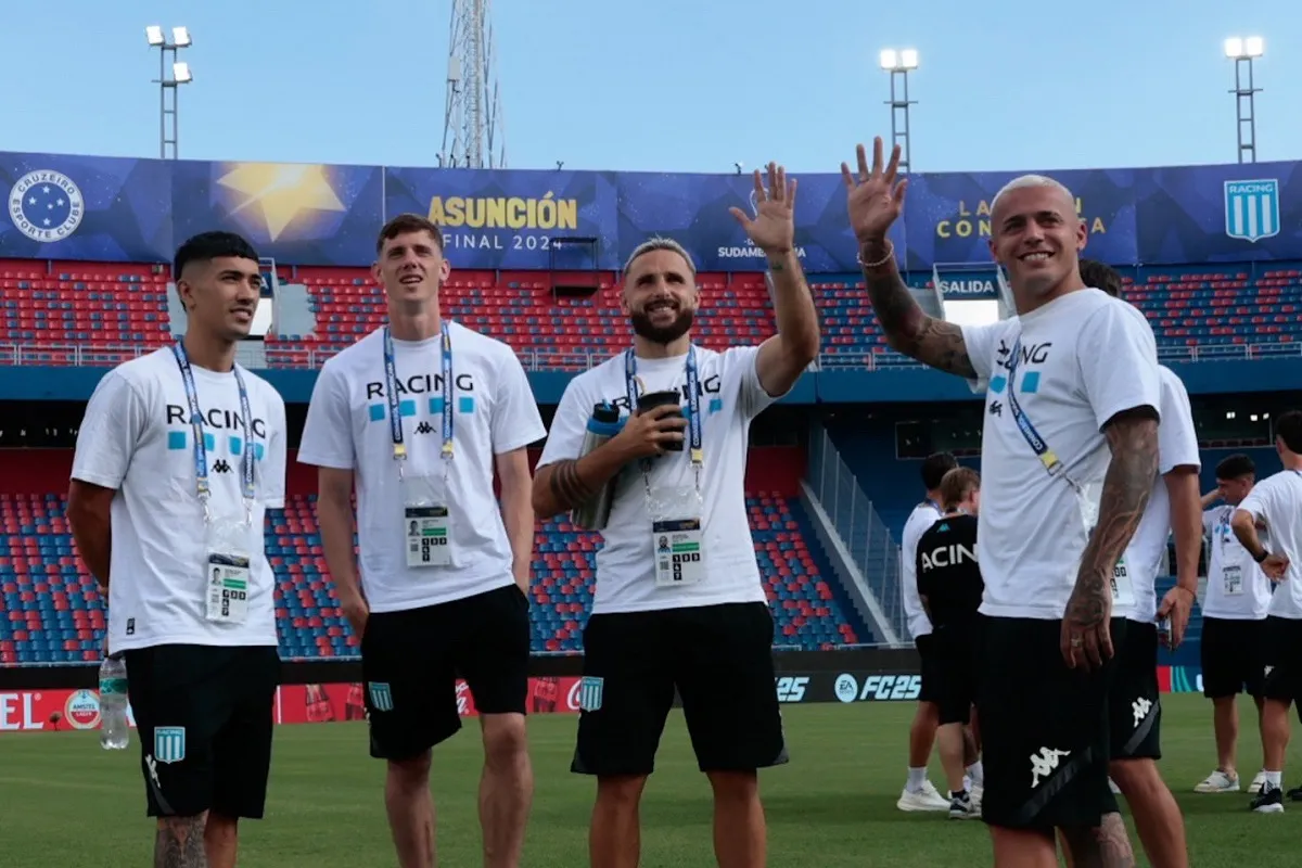 GRAN EXPECTATIVA. Los jugadores de Racing Club realizaron el tradicional reconocimiento del campo de juego.