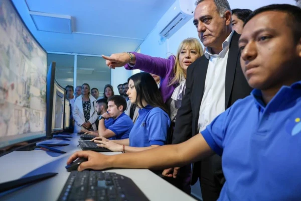 El municipio capitalino lanzó un centro para monitorear en tiempo real la circulación de los ómnibus