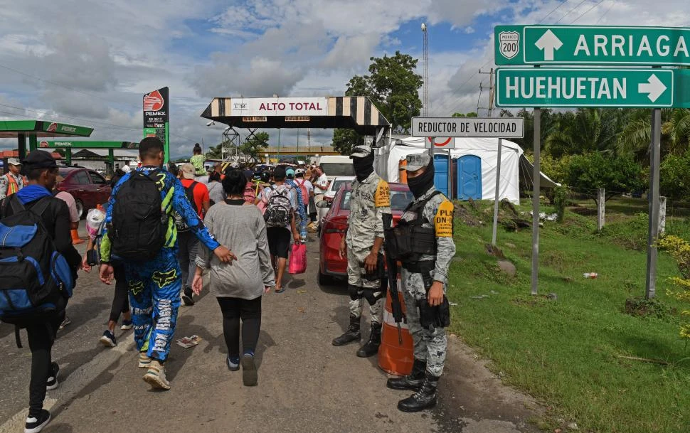 AL NORTE. Miles de personas caminan hacia el límite con Estados Unidos.