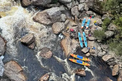 Tras un complejo rescate de 20 horas, le amputaron la pierna a un turista que había quedado atrapado en un río de Tasmania