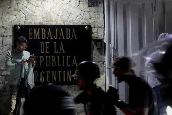 Máxima tensión en Venezuela: aseguran que la Embajada argentina fue rodeada por policías