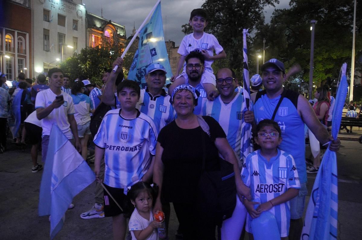 EN FAMILIA. María Elena López junto a toda su familia, unidos por el fanatismo por Racing.