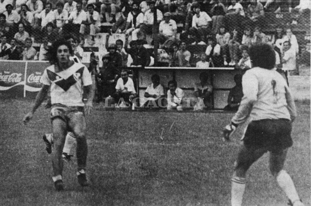 PARA EL RECUERDO. Adrián Bianchi convierte el tercer gol para Vélez al levantar la pelota sobre el arquero Pedro Romano, en la casa de Concepción FC.