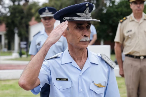 Cambios en Defensa: un ex piloto de caza conducirá la Fuerza Aérea