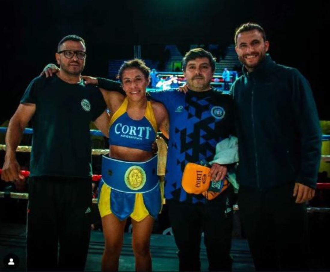 EN EL BOXEO. El preparador físico (cuarto en la foto) junto al resto del equipo de trabajo de Lucrecia Manzur (segunda) FOTO DE @prof.roman.stp