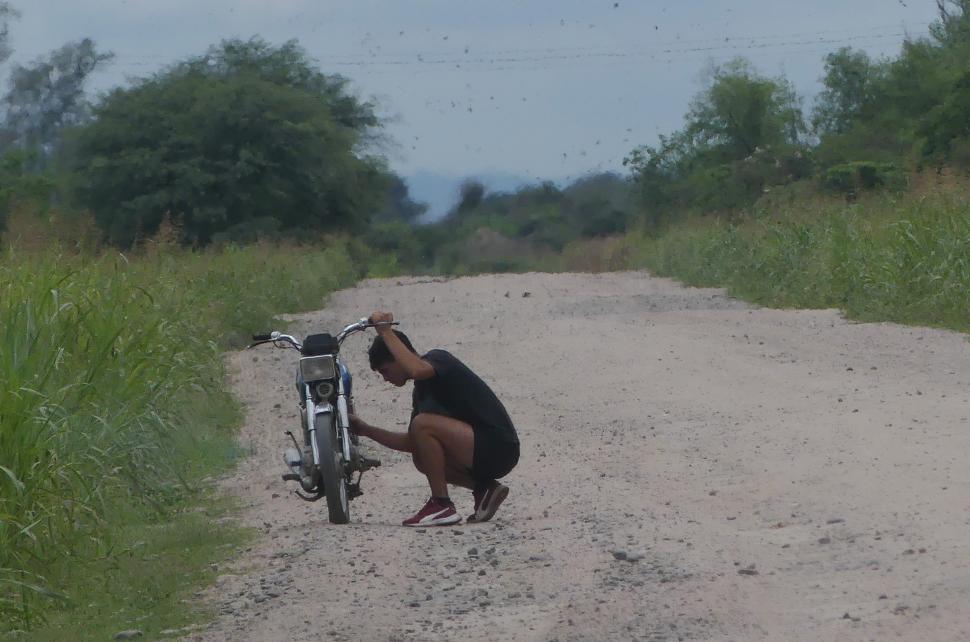 PROBLEMAS. Los jóvenes que recorren la ruta 334 se arriesgan a la rotura de sus vehículos, debido al mal estado del camino.