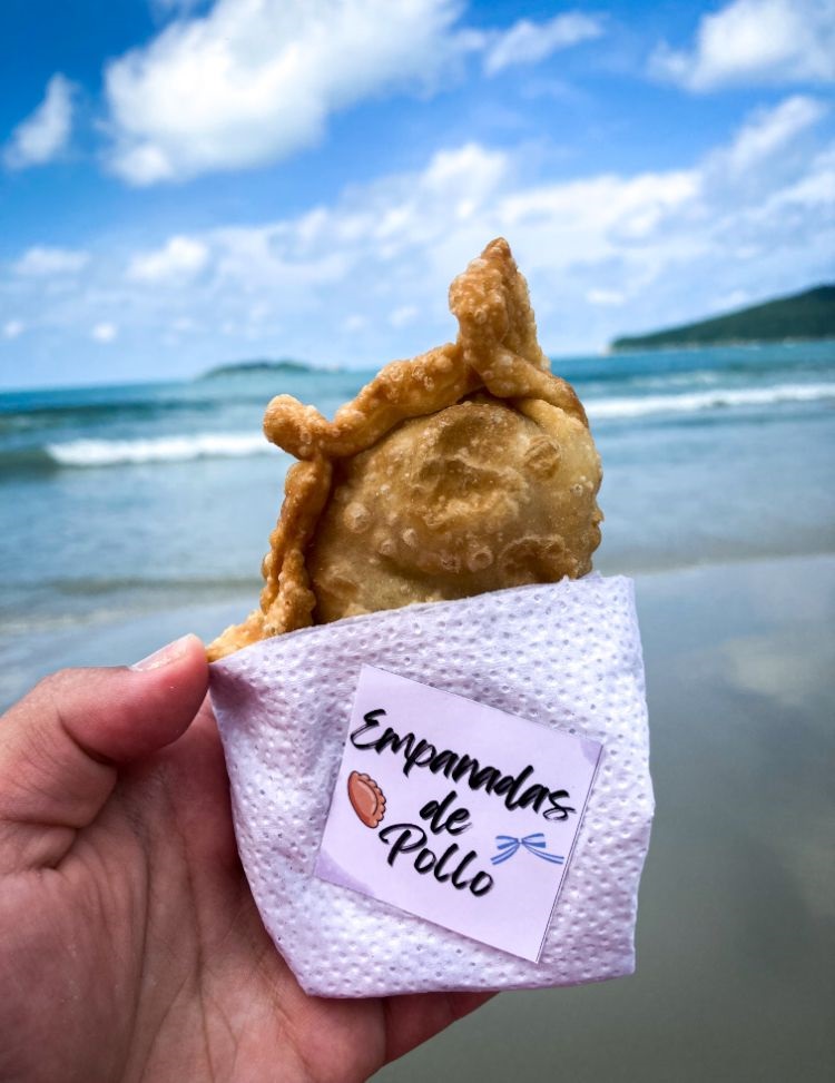 ÉXITO. Las empanadas que Virginia Salas vende en las playas de Brasil.