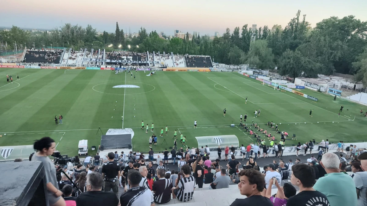 EXCELENTE ESTADO. Así se encuentra el campo de juego del estadio Víctor Legrotaglie a la espera del partido entre Gimnasia de Mendoza y San Martín de Tucumán.