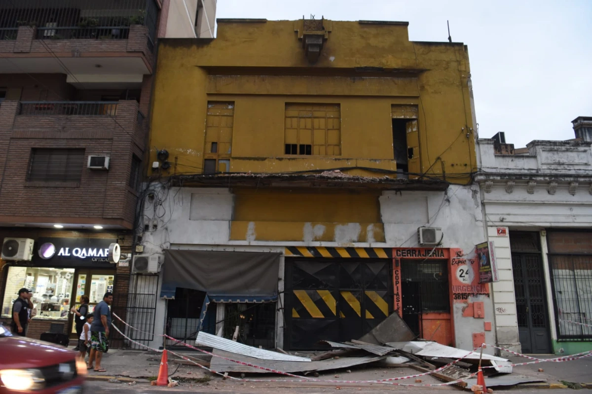 DERRUMBE. Cayó mampostería y vallado de contención en obra de Santiago 876.