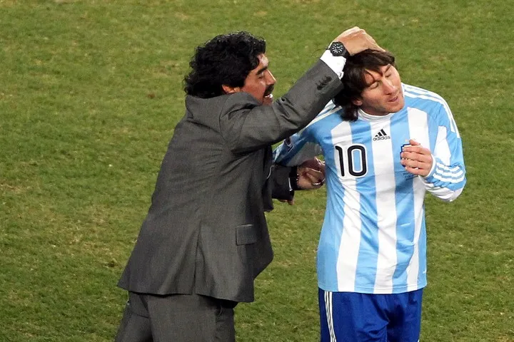 GRAN RELACIÓN. Diego Armando Maradona siempre se mostró cercano a Lionel Messi, a quién lo dirigió en el Mundial de Sudáfrica 2010.