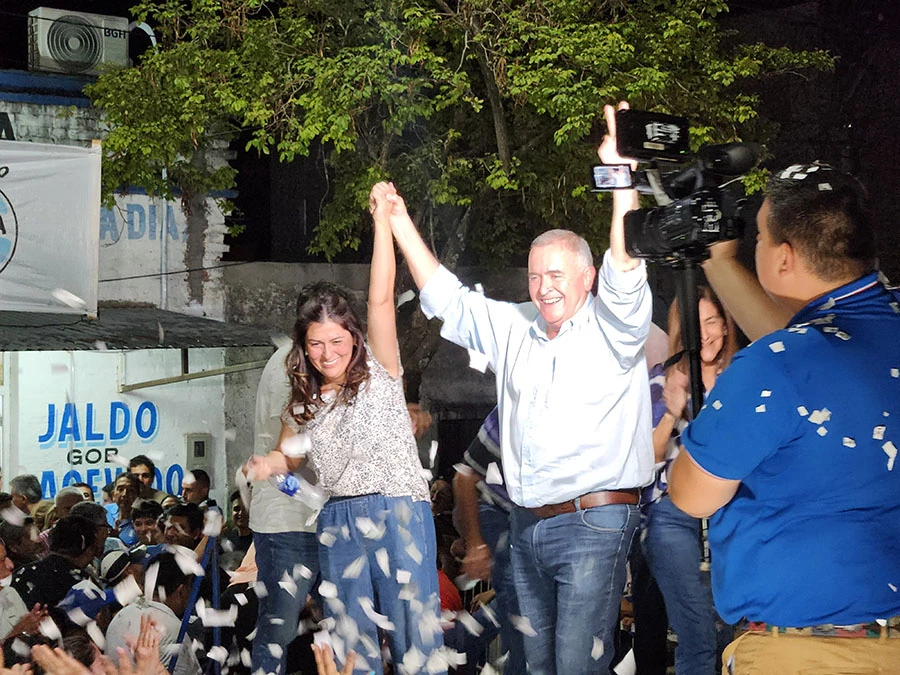 BRAZOS EN ALTO. El gobernador, Osvaldo Jaldo, calificó de histórico el triunfo de Gabriela Rodríguez: “El pueblo acompañó a un proyecto político”.