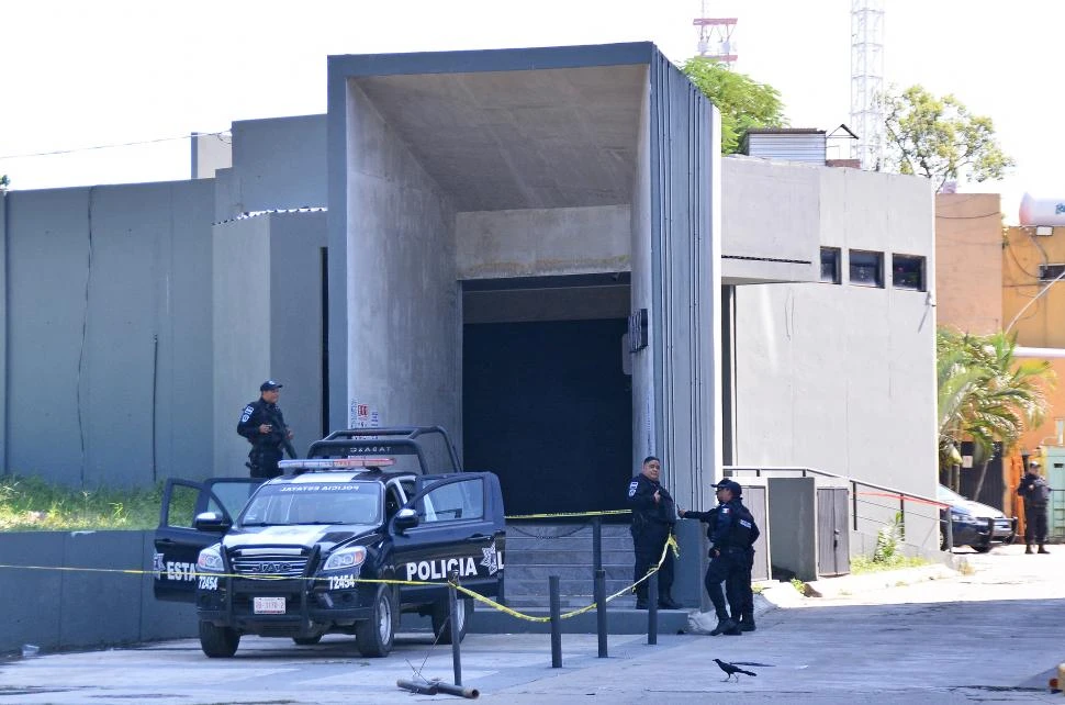 GUARDIA. La policía custodia el DBar, en la ciudad de Villahermosa.