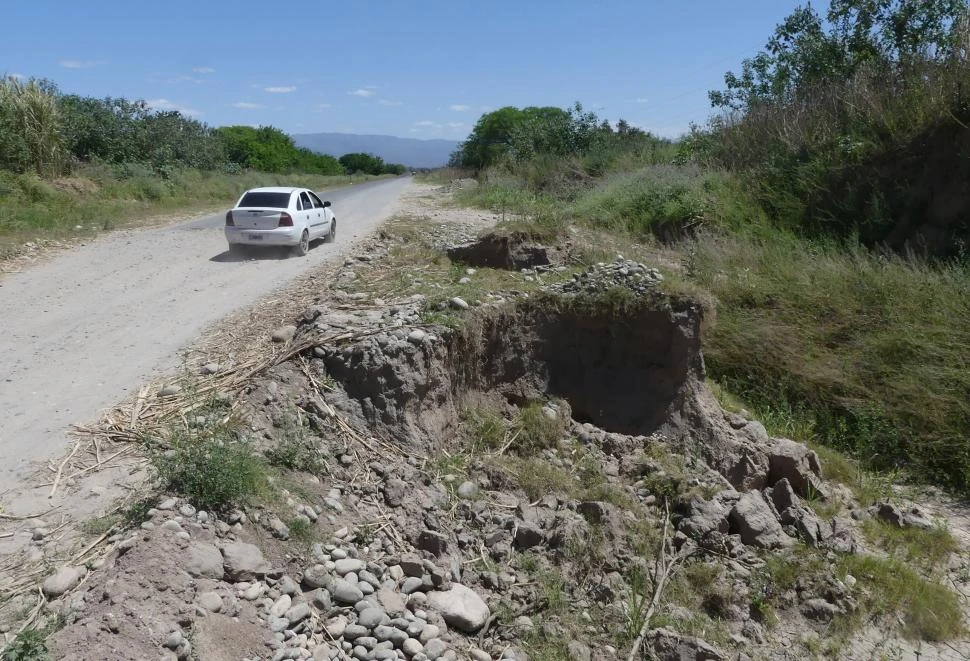 AISLADOS. Pobladores queden prácticamente incomunicados. El camino es intransitable en días de lluvia. 