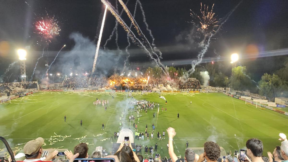 GRAN MARCO. Así fue el recibimiento de Gimnasia de Mendoza en el partido contra San Martín de Tucumán.