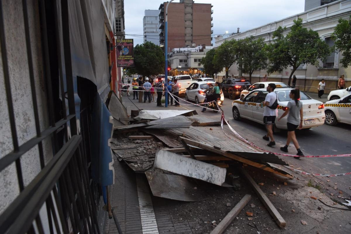 Susto en pleno centro de la capital por un derrumbe en Santiago del Estero al 800