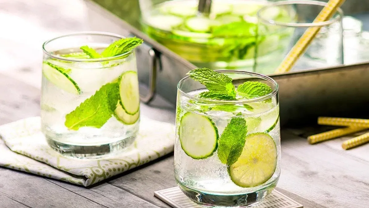 Una de las opciones más saludables es la limonada de pepino y menta. 
