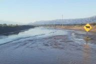 Las lluvias provocaron un corte de tránsito en la ruta 40, en el acceso a Quilmes y El Bañado
