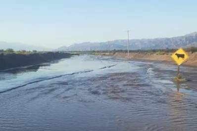 Las lluvias provocaron un corte de tránsito en la ruta 40, en el acceso a Quilmes y El Bañado