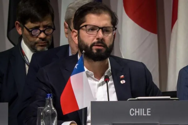 El presidente de Chile anunció que dejará de usar teléfonos inteligentes