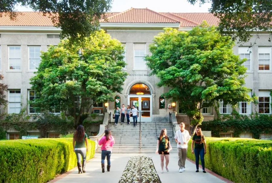 BECAS UNIVERSITARIAS. a convocatoria está dirigida a estudiantes universitarios y graduados que deseen impulsar su carrera a través de cursos intensivos y presenciales. / UNIVERSITY OF LA VERNE.