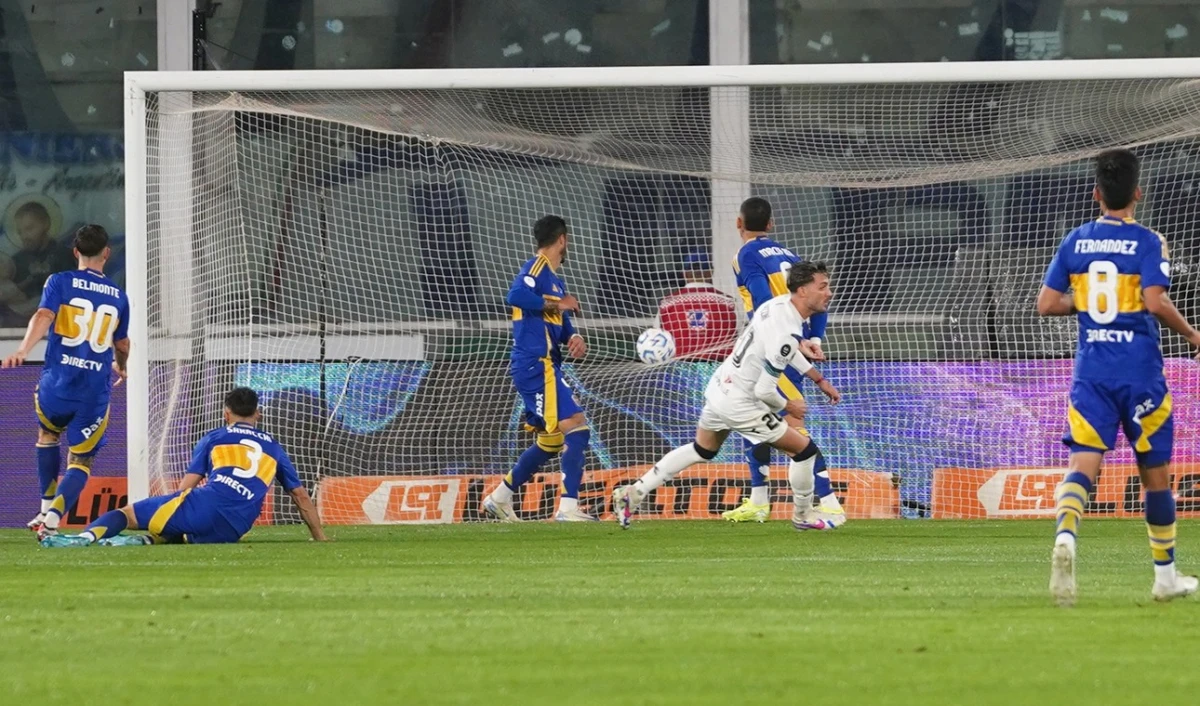 Un primer tiempo para el olvido: el error de Brey en el primer gol de Vélez frente a Boca