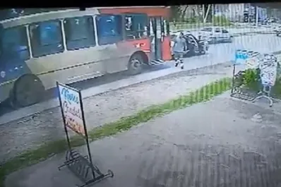 Un hombre atacó e hirió con una llave cruz a un colectivero porque lo encerró