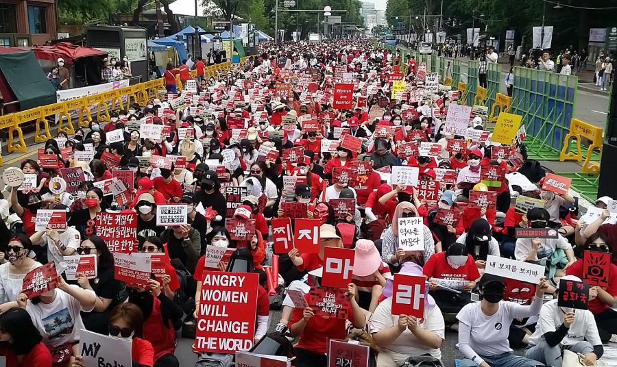 4B. Las marchas incluyen carteles como ''Las mujeres enojadas cambiarán el mundo''. / KOREA NEWS.