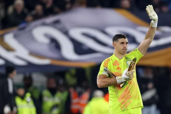 Emocionado y acompañado por sus hijos: el homenaje de Aston Villa para Emiliano Martínez en Champions League