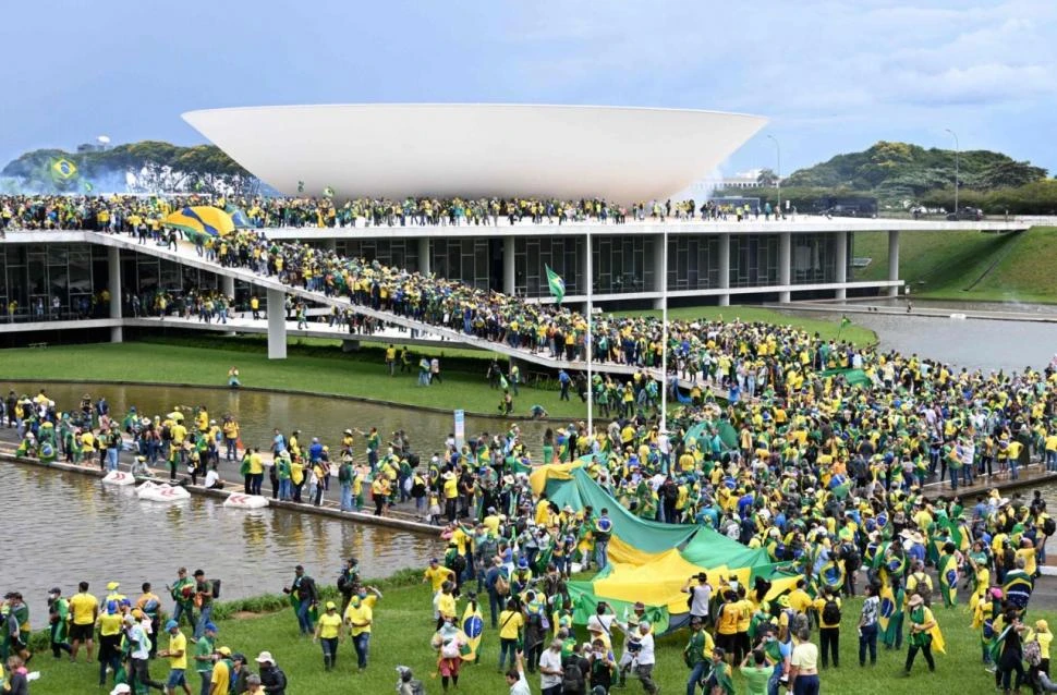 ATAQUE. El 8 de enero de 2022 se produjo lo que se conoce como “el asalto a los tres poderes”, en Brasilia.  afp