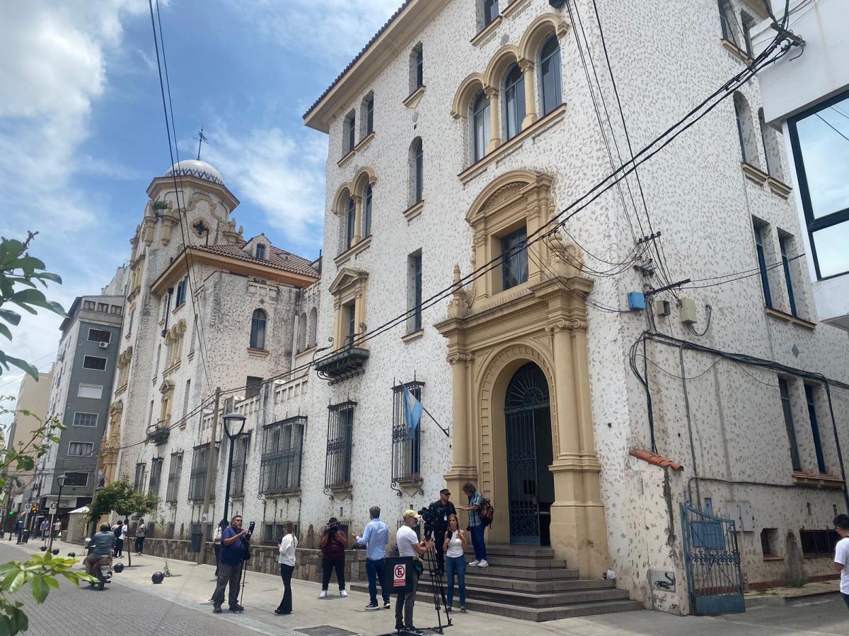 SALTA. La prensa aguardaba en las puertas del Juzgado Federal donde se tramita la causa de María Cash.