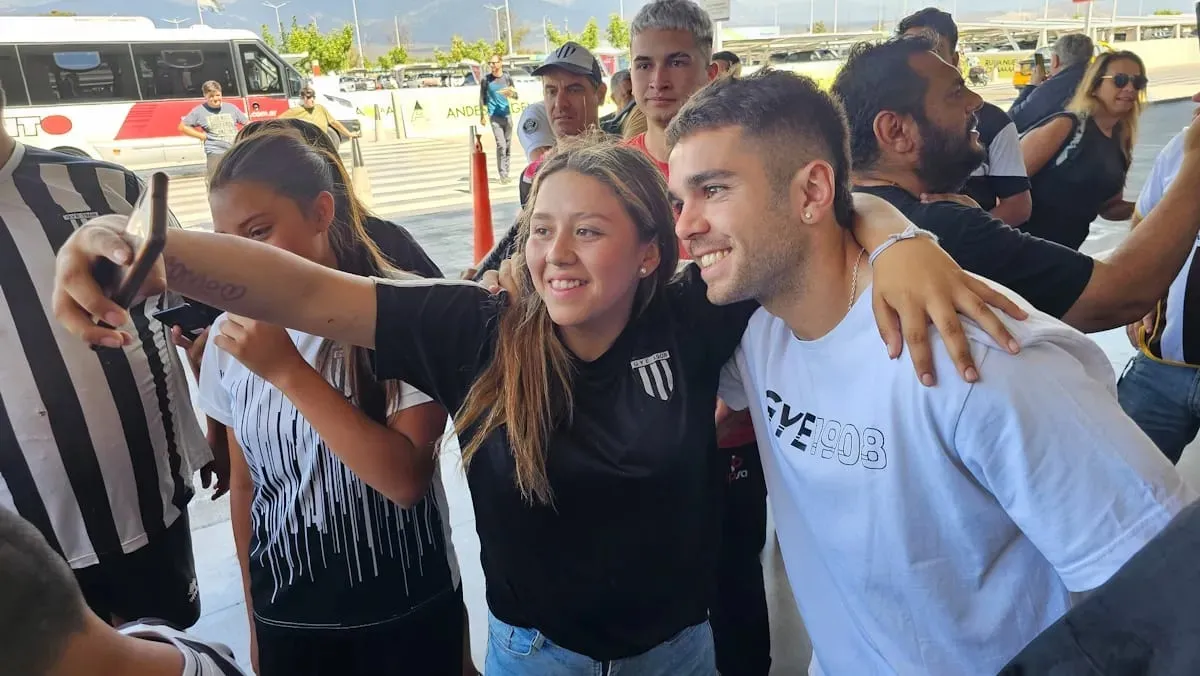 FELICES. Los hinchas se toman fotos con Nicolás Romano.