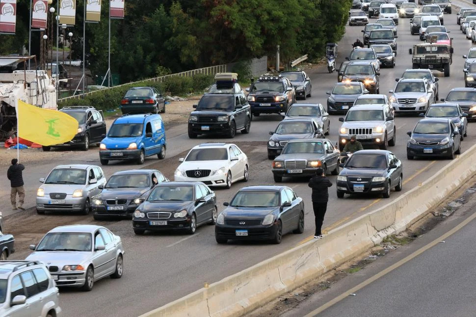 EMBOTELLAMIENTO. La autopista entre Sidón y Tiro, atascada por los que volvían a sus casas. 