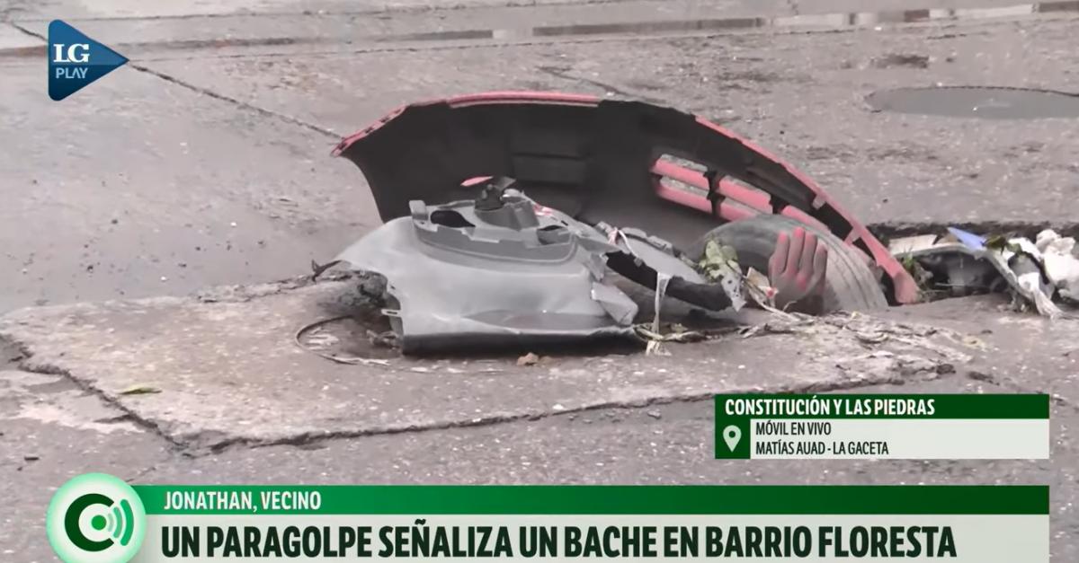 Insólito: un bache en el barrio Floresta está señalizado por un paragolpes que colocaron los vecinos