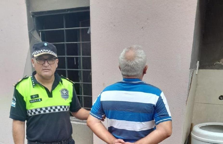 BAJO ARRESTO. Un agente de Policía junto a uno de los sospechosos.