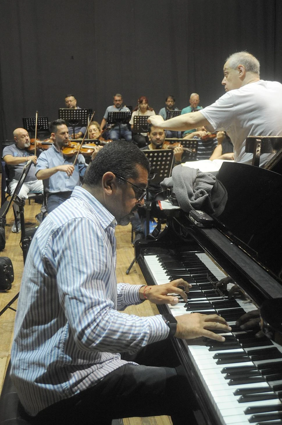 ENSAYO FINAL. Núñez Rojas al piano y Buffo al mando de la orquesta. 